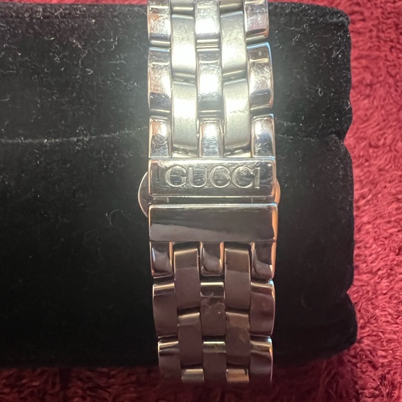💯% authentic GUCCI watch - Picture 3 of 4